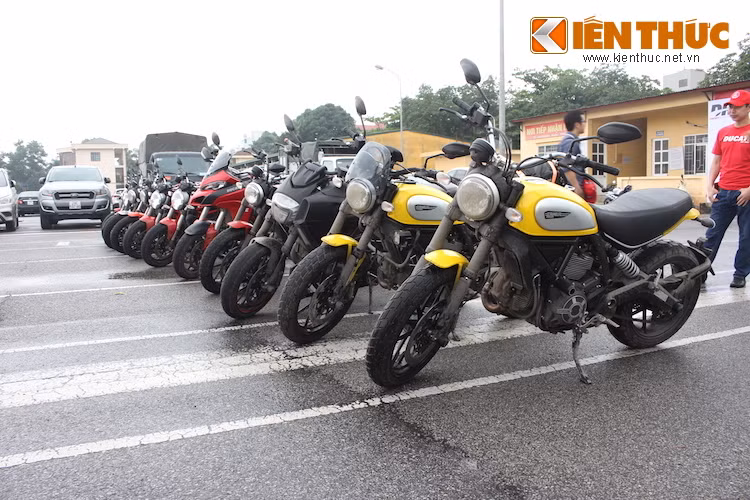 Ducati Riding Experience được tổ chức từ 8 giờ sáng tới 17 giờ chiều hàng ngày. Vào buổi huấn luyện đầu tiên diễn ra trong ngày 14/5, một số chủ xe Ducati tại Hà Nội đã có mặt từ khá sớm.