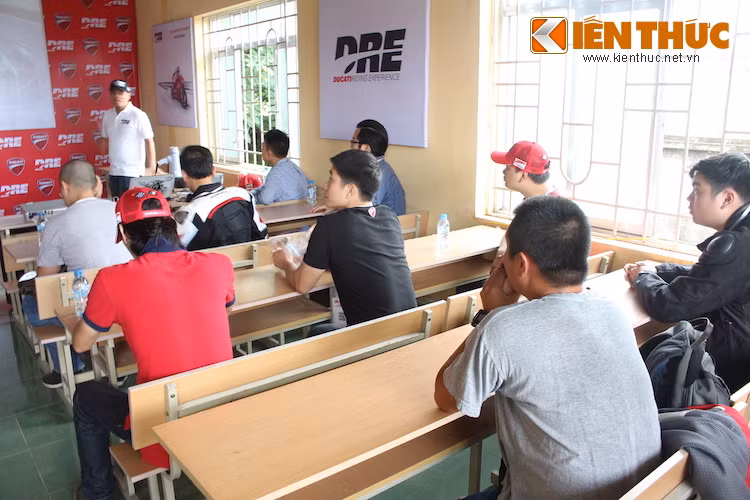 Một điểm khác so với các chương trình Ducati Riding Experience của năm ngoái đó là các bài tập của DRE 2016 sẽ được chia thành hai cấp độ Cơ bản (Intro) và Nâng cao (Precision). Trong đó, ngày 14 sẽ dành riêng cho hạng Cơ bản. Những học viên đã vượt qua hạng này có thể tiếp tục đăng ký học hạng Nâng cao vào hôm sau.