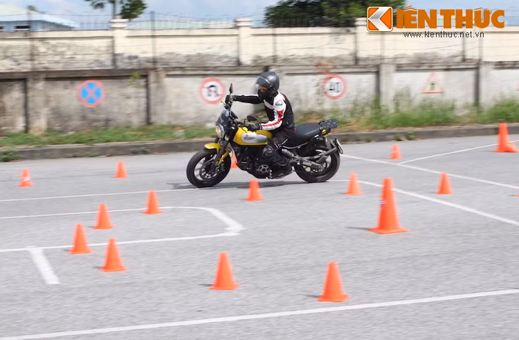 Ở bài tập này, học viên sẽ điều khiển xe theo vòng tròn liên tục theo cả 2 chiều kim đồng hồ để có thể có được cảm giác ôm cua. Ga đều cùng tư thế ngồi chuẩn là "chìa khóa" giúp thực hiện bài tập này thành công.