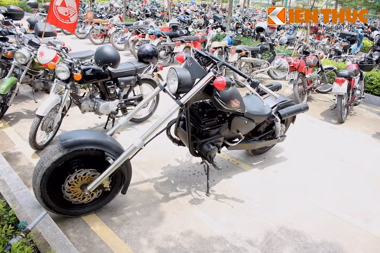 Người Việt Nam vốn đã không còn xa lạ gì với những chiếc "xe chở lợn" Minsk M125 2 kỳ có nguồn gốc từ Belarus - gắn liền với một thời kỳ chuộng dùng hàng Xô-Viết. Dù không thực sự tin cậy, nhưng nhờ có giá rẻ, kiểu dáng nam tính và dễ sửa chữa, chiếc xe đã được khá nhiều dân chơi Việt độ lại để trở nên mới mẻ hơn.