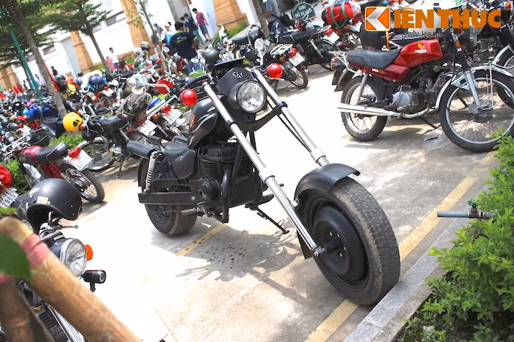 Tuy nhiên, có lẽ tại Việt Nam số người đã từng độ Minsk tới mức thay đổi gần như hoàn toàn kết cấu của xe giống chủ nhân của chiếc xe trong bài này chỉ đếm trên đầu ngón tay. Mọi bộ phận của xe đã được "thửa riêng" để giúp chiếc Minsk "đồng nát" có kiểu dáng của một mẫu xe chopper đầy chất chơi.