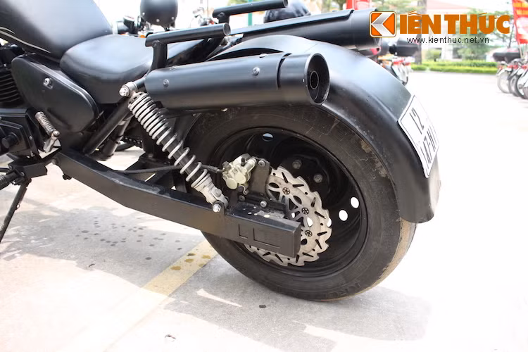 Cũng giống như phía trước, phía sau của chiếc xe sử dụng máy ôtô cùng hệ thống phanh đĩa 2 piston. Đương nhiên để có thể lắp được chiếc bánh "ngoại cỡ" này, gắp của xe cũng phải được "thửa" riêng.