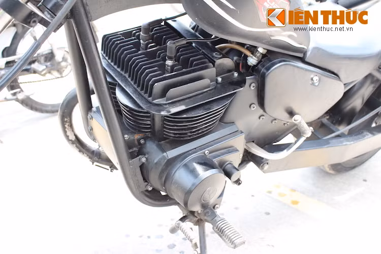 Xe vẫn sử dụng động cơ 125cc xi-lanh đơn 2 kỳ và hộp số 4 cấp. Tuy nhiên để khiến động cơ trông có vẻ lớn hơn để phù hợp với kiểu dáng đồ sộ của chiếc xe, chủ xe cũng đã cất công "ngụy trang" khối máy thành 2 xi-lanh.
