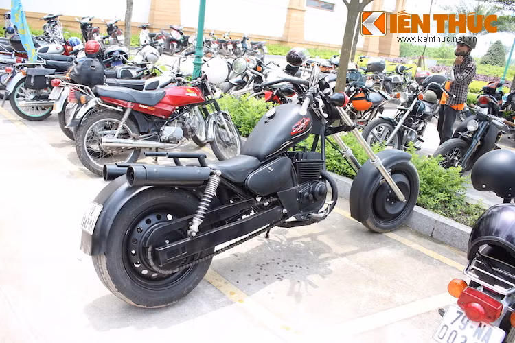 Có thể nói với những bộ phận "đồng nát" từ những chiếc xe khác. chủ nhân của chiếc Minsk này đã "phù phép" hoàn toàn cho nó để trở thành một mẫu chopper cực "dị" và độc đáo.