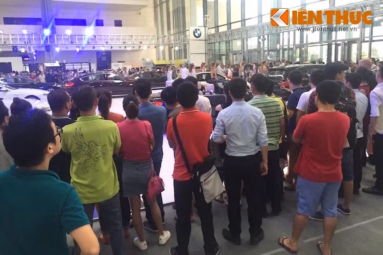 3576 lượt là tổng số khách hàng đăng ký nhận vé tham quan triển lãm BMW World Vietnam 2016 qua các kênh đăng ký online như website, fanpage và 484.164 người dùng cùng với 301.172 tương tác là những con số mà fanpage chính thức của BMW World Vietnam 2016 tiếp cập và nhận được.