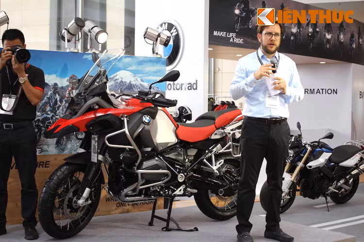 Với sự xuất hiện của chi nhánh xe máy BMW Motorrad, Triển lãm cũng đã chào đón những "tín đồ" mê môtô, và trở thành nơi hội tụ chung của những niềm đam mê xe hơi và xe mô tô phân khối lớn tại Hà Nội.