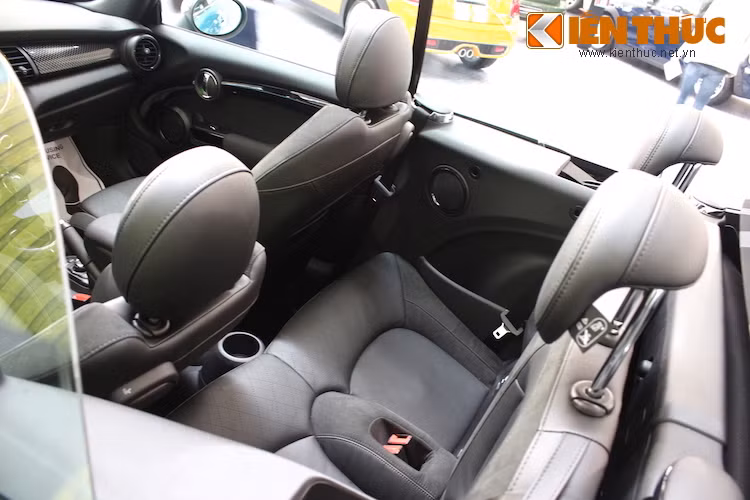 Mặc dù đã có trục cơ sở lớn hơn nhưng hàng ghế sau của MINI Cooper S Convertible vẫn gần như "vô dụng" với khoang để chân cực nhỏ, chỉ phù hợp với trẻ em.
