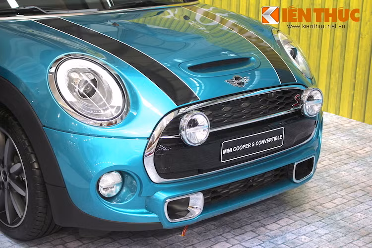 Chiếc Cooper S được trưng bày tại triển lãm còn có thêm tùy chọn đèn chiếu sáng tăng cường gắn trên lưới tản nhiệt, mang phong cách của những chiếc MINI Cooper đua rally cổ.