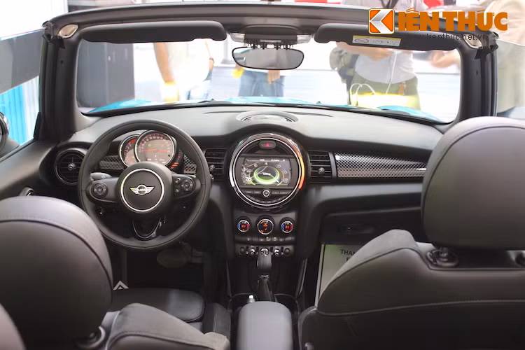 Nội thất của chiếc xe vẫn giữ phong các quen thuộc của MINI với đồng hồ báo tua trước mặt người lái và đồng hồ tốc độ trên bảng táp-lô.