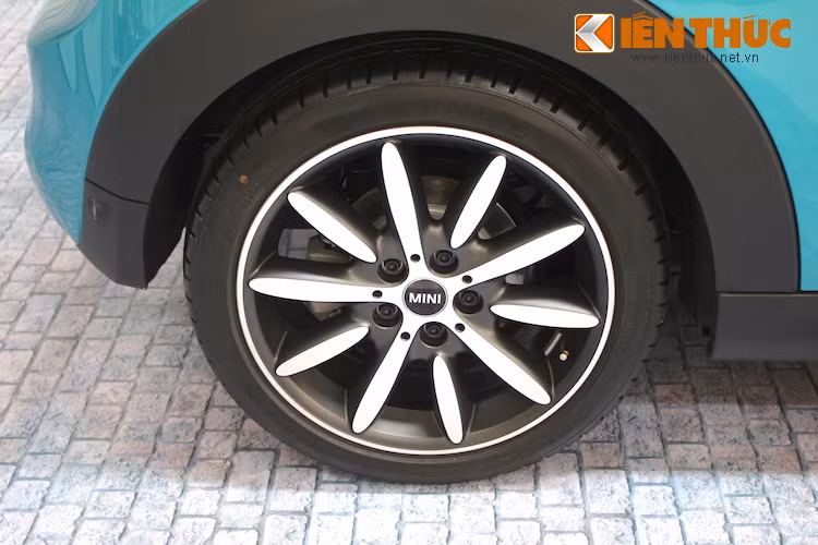 4 bánh của Cooper S Convertible sử dụng vành 17 inch, với thiết kế hoa 10 cánh và 2 tông màu đen nhám - kim loại phay bóng nổi bật.