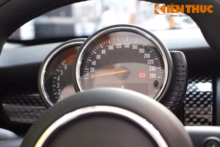 Ở các thế hệ trước, đồng hồ công-tơ-mét và báo tốc của xe được đặt ở chính giữa bảng điều khiển trung tâm, với thiết kế bao quanh màn hình của hệ thống thông tin giải trí. Tuy nhiên với thế hệ mới nhất này, hãng đã chuyển 2 đồng hồ về vị trí truyền thống.