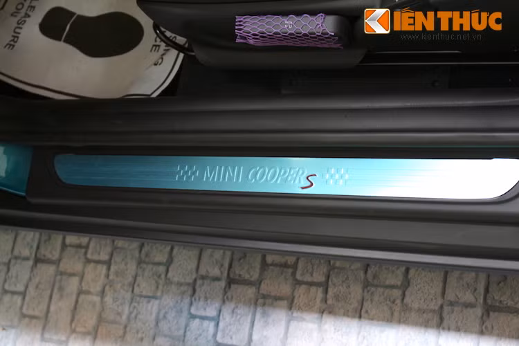 Trong khi đó, trên mỗi bậc cửa là một tấm nẹp nhôm được dập nổi logo MINI Cooper S, với điểm nhấn là chữ S được tô sơn đỏ.
