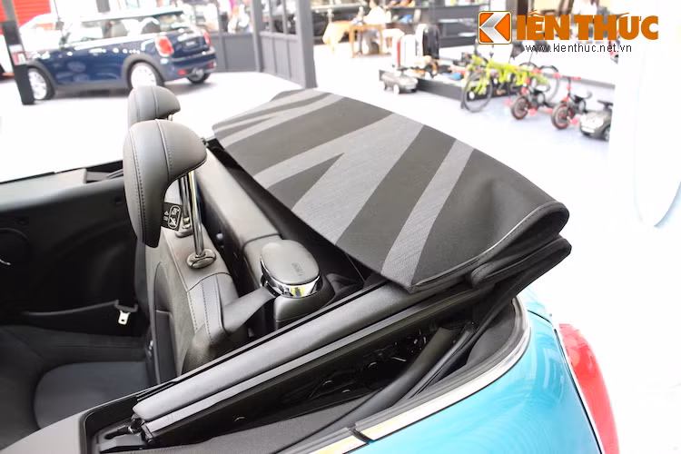 Khác biệt lớn nhất của Convertible nằm ở phần mui xếp. Với thế hệ mới, MINI đã sử dụng mui mềm đa lớp với cơ cấu đóng mở êm hơn, có thể đóng hoặc mở ở tốc độ dưới 30 km/h trong 18 giây.