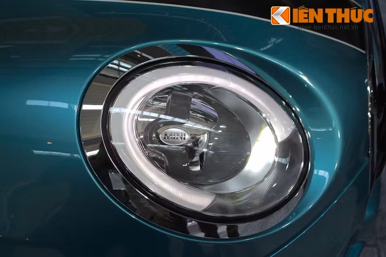 Đèn pha trước của chiếc xe có hình quả trứng rất "đáng yêu", với phần "lòng đỏ" là bóng pha dạng thấu kính projector và bao xung quanh bởi "lòng trắng" đèn LED chiếu sáng ban ngày.