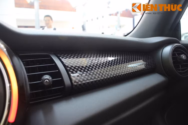 Các tấm ốp bên trong nội thất của Cooper Convertible S được làm bằng nhựa, nhưng sơn phủ vân carbon để tạo phong cách thể thao cho chiếc xe.
