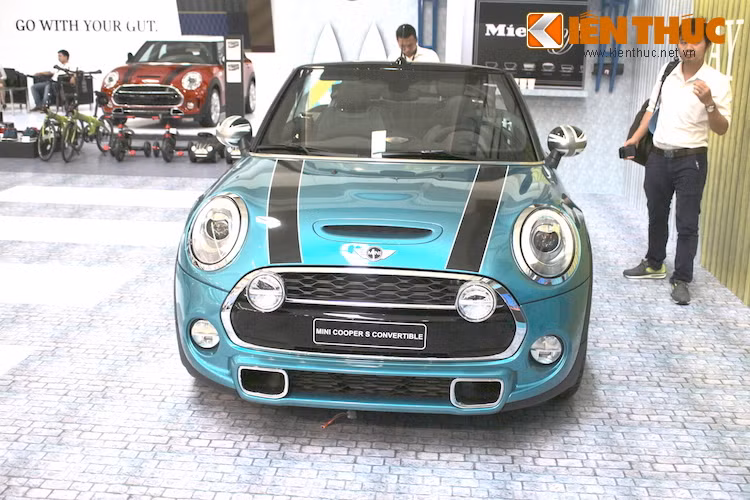 Tuy nhiên, bản Cooper S có máy 2.0l 4 xi-lanh TwinPower mạnh mẽ hơn với công suất tối đa 192 mã lực và mô-men xoắn cực đại 280 Nm. Kết hợp với hộp số tự động 6 cấp và hệ dẫn động cầu trước, xe có khả năng đạt 0-100 km/h trong 7,1 giây và tốc độ tối đa 228 km/h.