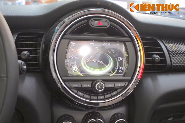 Thay cho vị trí của đồng hồ giờ là một vòng LED trang trí đẹp mắt, với hệ thống thông tin giải trí tích hợp đầy đủ các kết nối như bluetooth, USB, AUX... nằm chính giữa.