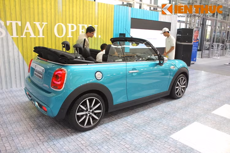 Ở phía đuôi xe, các phiên bản MINI Cooper Convertible cũng không có sự khác biệt lớn về thiết kế, ngoại trừ phần mui mềm xếp gọn phía trên. Do cơ cấu đóng mở mui và thân xe gia cường đã khiến chiếc xe nặng hơn MINI 3 cửa 120 kg.
