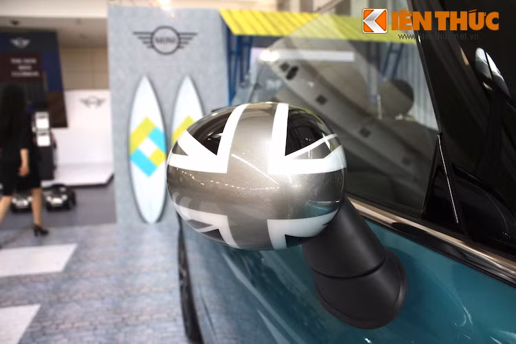 2 bên ốp gương của chiếc xe được sơn họa tiết cờ Anh Union Jack độc đáo. Đây cũng là một tùy chọn thú vị trong danh sách các "option" đậm cá tính của MINI.