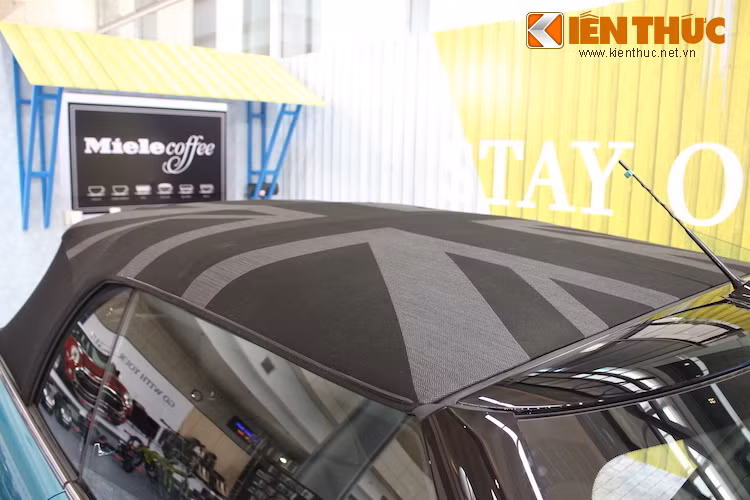 MINI cũng cho phép khách hàng đặt chiếc xe với bộ mui sơn hình họa tiết độc đáo. Chiếc xe này có mui hình cờ Anh Union Jack.