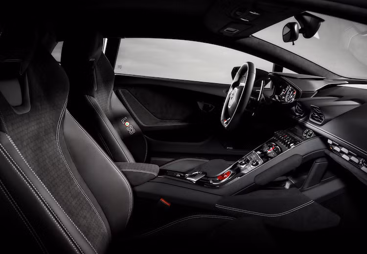 Ở bên trong nội thất của Huracan sẽ được bọc kết hợp giữa da và alcantara, trong đó bề mặt alcantara trên mỗi ghế ngồi lần đầu tiên được khắc laser hình vân tổ ong. Bên thành các ghế ngồi được thêu logo L63 giống như ở trên cửa xe, mang ý nghĩa 63 năm Lamborghini. Nằm giữa chữ L và số 63 là biểu tượng của không lực Ý.