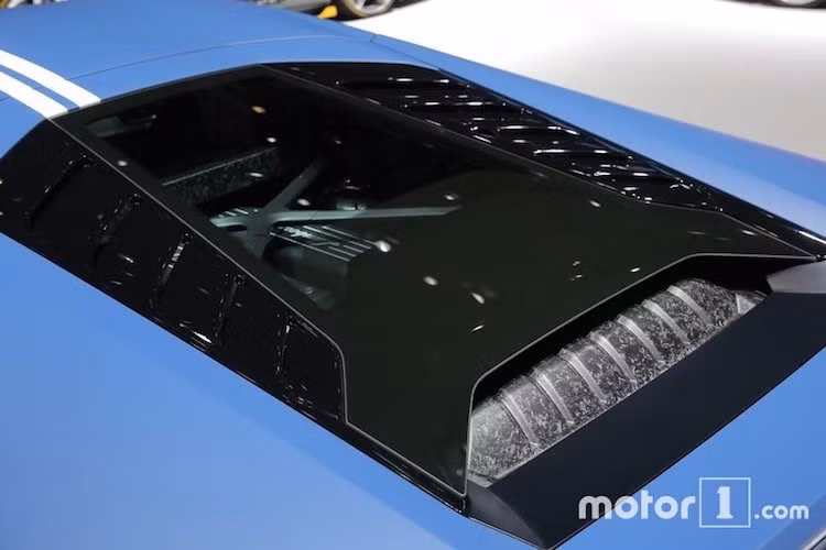 Siêu xe Huracan Avio vẫn được trang bị động cơ 5.2 lít V10 công suất 610 mã lực với khả năng tăng tốc từ 0-100 km/h trong 3,2 giây và có thể đạt tốc độ tối đa 325 km/h. Đi kèm với động cơ V10 là hộp số ly hợp kép 7 cấp và hệ dẫn động 4 bánh.