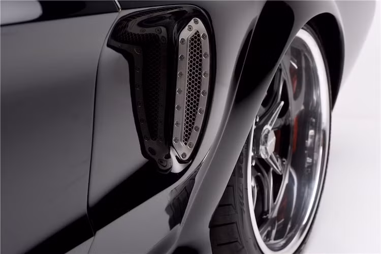 Để có thể chịu được mức công suất "khủng" này, chassis của chiếc Mustang cũng đã được độ lại với dàn khung gia cường bằng thép ống. Trong khi đó, hệ thống treo của RRS với giảm xóc từ Koni, Eibach và hệ thống phanh Brembo giúp Obsidian SG-One trở nên ổn định hơn trên đường.