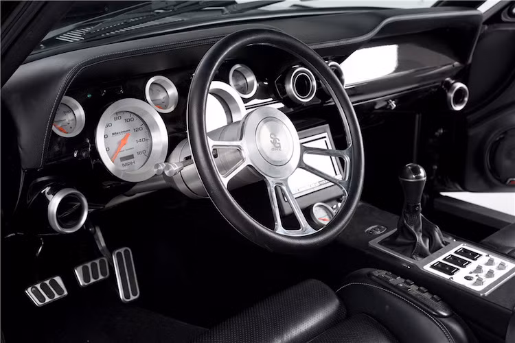 Nhiều chi tiết trong cabin của Obsidian SG-One đã được tạo ra bằng công nghệ tiện CNC từ nhôm nguyên khối như vành vô lăng, vành các đồng hồ chỉ bảo, bảng đồng hồ trung tâm... trong khi nội thất của chiếc xe được bọc da cao cấp hoàn toàn.