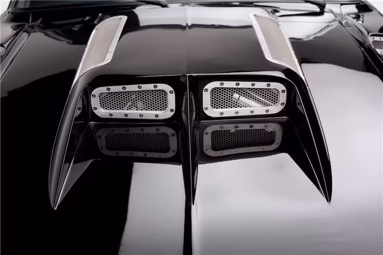 Trên nắp ca-pô, một khe hút gió cực lớn đã được độ thêm để dẫn khí tới 2 bộ làm mát nằm trên 2 siêu nạp của động cơ V8 có dung tích lên tới 8.4 lít. Bản thân khối động cơ này cũng đã được Autoworks International độ "hết bài" với trục khuỷu Lunati 8,875 inch, tay biên Lunati Pro Billet, piston Arias 9.25:1 cùng một danh sách dài các phụ tùng "hàng hiệu" khác.