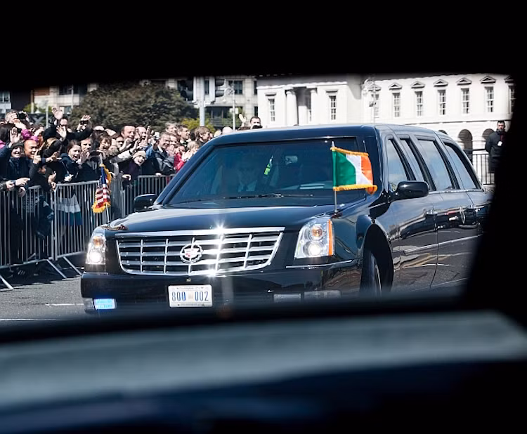 Khi ở trong một chuyến công du, phía trước mũi xe sẽ treo cờ Mỹ ở bên phải và cờ của quốc gia mà Tổng thống đang ghé thăm ở bên trái. Các súng khói làm cay mắt và camera nhìn đêm được lắp ở phía trước xe để dùng trong trường hợp khẩn cấp.