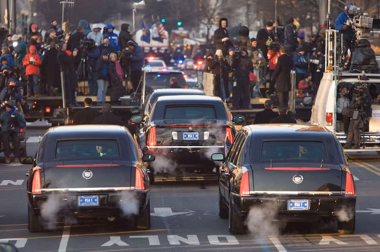 Ở bất kỳ chuyến công du nước ngoài nào, ông Obama cũng đem theo ít nhất 2 chiếc Cadillac One, trong đó một chiếc có vai trò là "chim mồi" đánh lạc hướng và gây bối rối cho kẻ tấn công. Chưa dừng lại ở đó, những chiếc xe này còn được bao quanh bởi đoàn xe bảo vệ được trang bị vũ khí "tận răng" lên tới 45 chiếc, chưa kể xe thông tin liên lạc, xe cứu thương đặc chủng và đoàn xe hộ tống của cảnh sát địa phương.