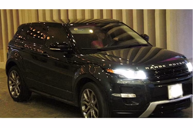 Ngay từ năm 2011, Hồ Ngọc Hà đã sở hữu một chiếc Lexus giá 2 tỷ đồng. Nối tiếp sau đó, những chiếc xe qua tay Hà Hồ ngày càng đẳng cấp hơn, bắt đầu từ Range Rover Evoque...