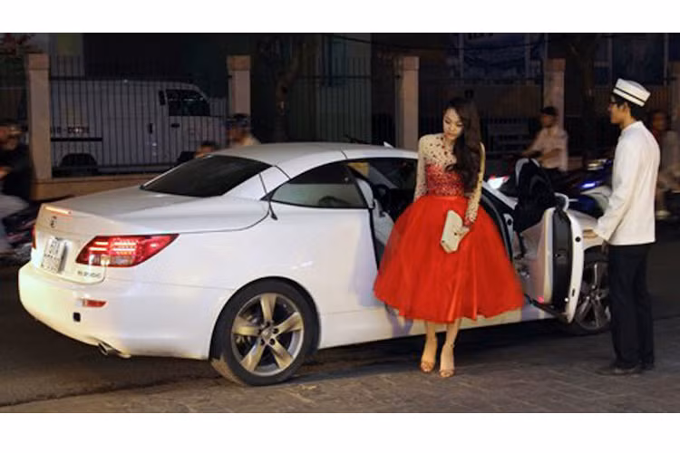 Là một trong những ca sĩ được các bạn trẻ ưa thích, Minh Hằng cũng rất có "gu" chọn xe khi đã từng sở hữu một chiếc Lexus IS250C mui trần đầy tinh tế.