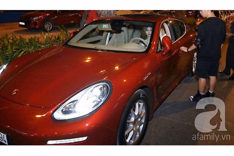 Ngoài ra, cô còn đã từng xuất hiện trên một chiếc Porsche Panamera màu đỏ có giá hơn 4,3 tỷ đồng.