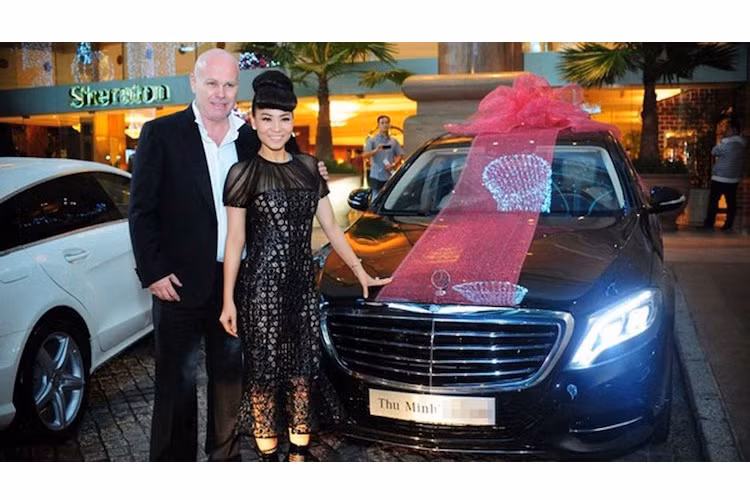 Vào dịp Giáng Sinh 2013, ca sĩ Thu Minh đã được người chồng ngoại quốc của mình tặng cho một món quà Noel tiền tỷ: một chiếc Mercedes S500L đời 2014 tại khách sạn Sheraton Sài Gòn.