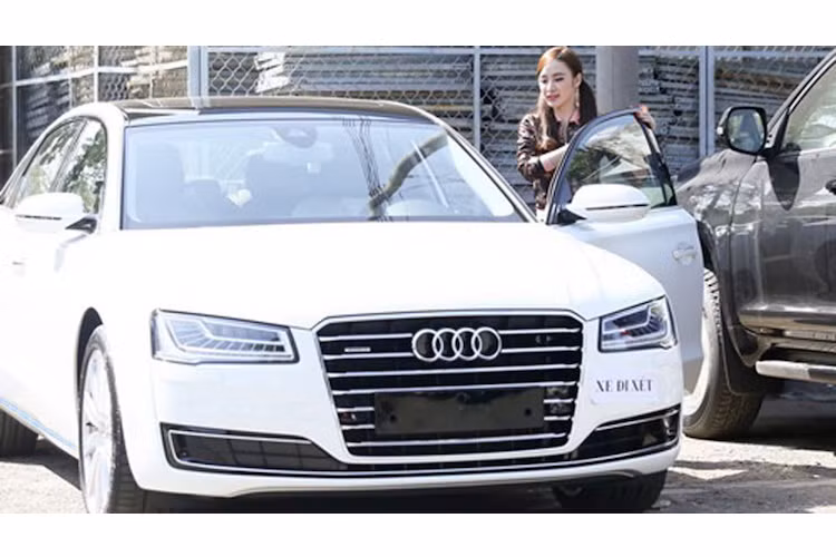 Chiếc xe của Angela Phương Trinh thuộc đời 2014 và đã được cô sủ dụng từ khoảng đầu năm 2015.