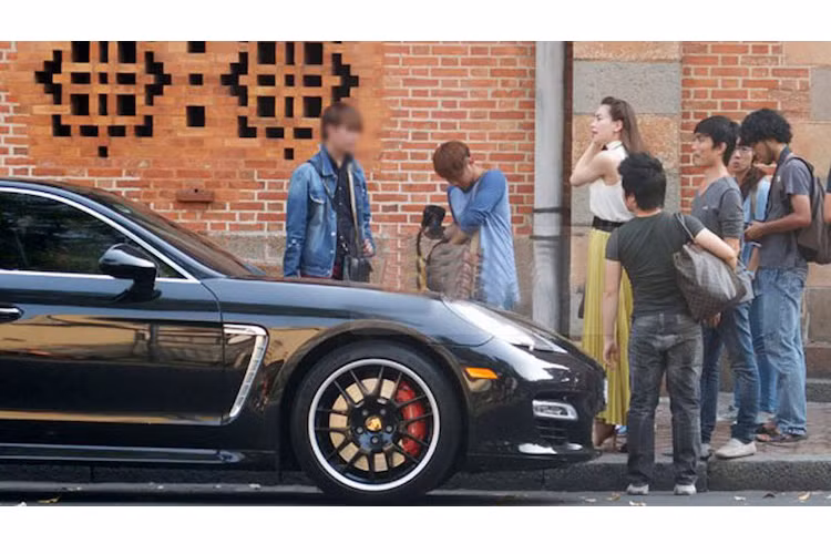 Gần đây nhất, Hà Hồ lại bị bắt gặp bên chiếc siêu sedan Porsche Panamera Turbo, với giá chính hãng lên tới 8,4 tỷ đồng.