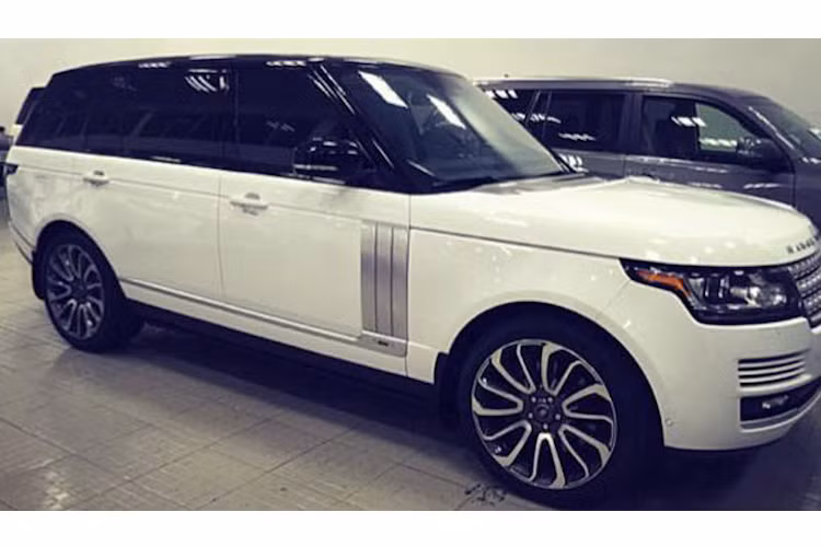 Không tính các phiên bản "hàng thửa" của bộ phận đặc biệt nhà Jaguar Land Rover, Autobiography LWB hiện đang là phiên bản Range Rover đắt nhất được bán đại trà, với nội thất cực sang trọng và rộng rãi nhờ trục cơ sở dài hơn 140 mm, kèm theo động cơ V8 siêu nạp 5.0l 503 mã lực.