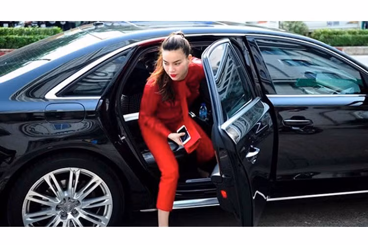 Sau đó, cô đã "nâng cấp" lên Jaguar XJL Supercharged giá 5 tỷ đồng và Audi A8L 4.2 quattro màu đen có giá hơn 4 tỷ. Đây cũng là mẫu xe thường xuyên được Hồ Ngọc Hà sử dụng nhất.