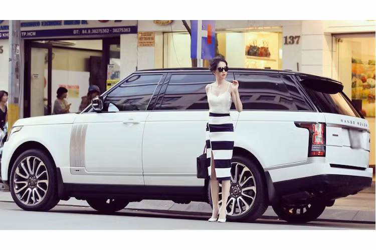 Nổi tiếng với những phát ngôn "sốc" nhưng rất thật và gần đây nhất là bộ phim gây nhiều tranh cãi "Vòng eo 56", người đẹp Ngọc Trinh đã lựa chọn cho mình một chiếc SUV hạng sang Range Rover Autobiography LWB vào tháng 11/2014.