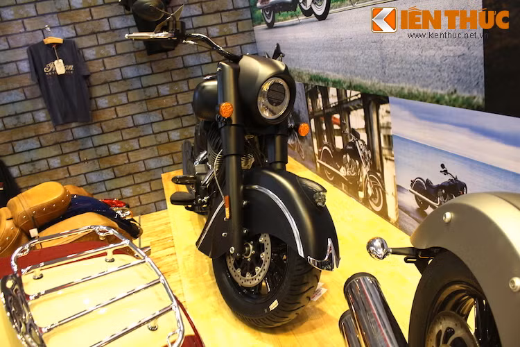 Kiểu dáng của chiếc xe được dựa trên cơ sở dòng Indian Chief Classic, tuy nhiên đúng như tên gọi, phiên bản Chief Dark Horse đã được hãng xe Indian sơn trong tông màu đen mờ cực "bảnh".