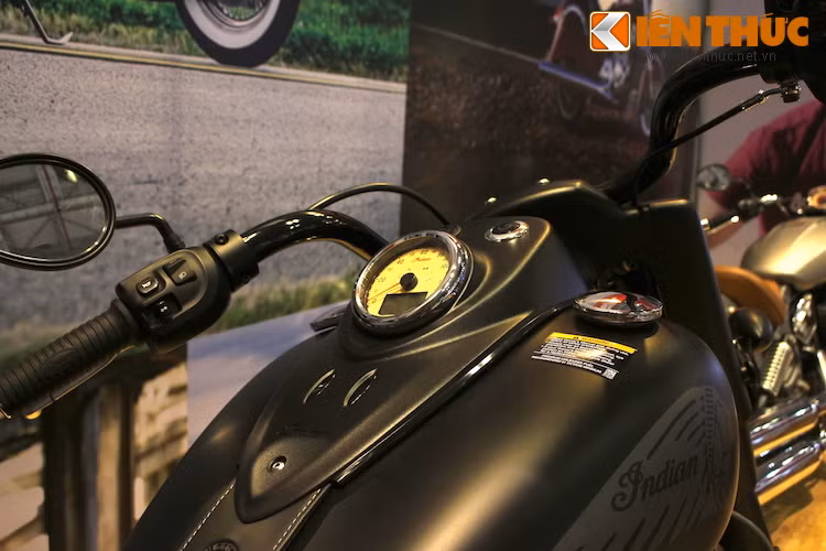 Dung tích bình xăng của xe lên tới 20,5 lít, phía trên được đặt duy nhất một đồng hồ tốc độ kèm màn hình LCD và một số đèn chỉ báo các thông tin quan trọng khác. Xe được tích hợp công nghệ hiện đại như phanh ABS, hệ thống giữ ga tự động, khởi động không cần chìa và phun nhiên liệu điện tử.