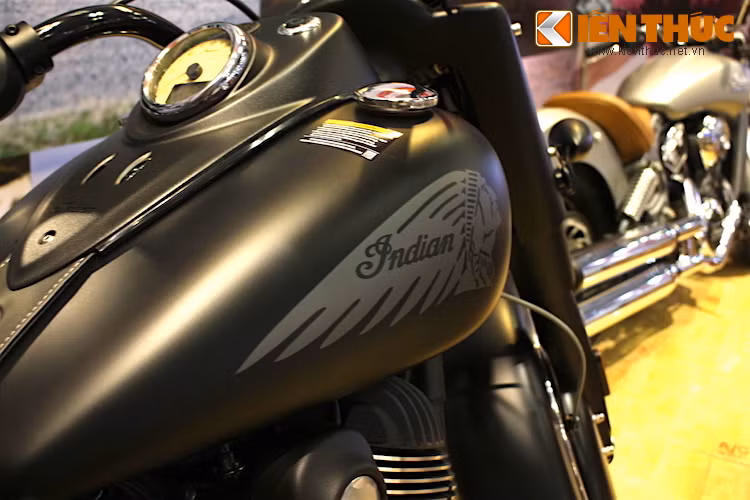 Màu sơn đen mờ, cùng với hình người thủ lĩnh da đỏ với chiếc mũ lông vẽ theo đường cong của bình xăng càng khiến cho Chief Dark Horse trở nên "phong trần" và khác biệt so với "người anh em" Chief Classic bóng bẩy hơn.