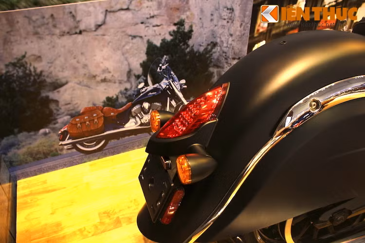 Cũng sử dụng bản mâm 16 inch, nhưng lốp sau của Chief Dark Horse có bản lên tới 180/65 và cũng là loại Dunlop American Elite. Bộ đèn hậu LED cùng pát biển số được gắn trực tiếp vào dè sau.