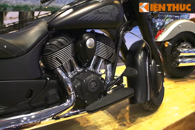 Chief Dark Horse được trang bị khối động cơ Thunderstroke SOHC V-Twin hoàn toàn mới, với dung tích lên tới 1811 cc. Công suất tối đa của động cơ không được công bố, tuy nhiên mô-men xoắn của nó đạt tới 161 Nm.