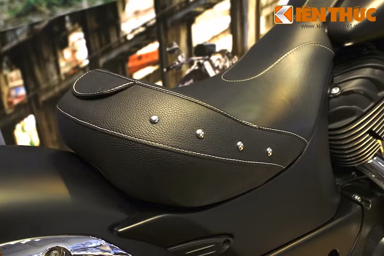Giống như Chief Vintage, yên xe cũng có thiết kế cực "phủi" với da bọc màu đen, những đường chỉ tương phản màu trắng và các đinh tán, tương tự như những chiếc yên ngựa từng gắn liền với hình ảnh "cao bồi Mỹ" từ xa xưa.