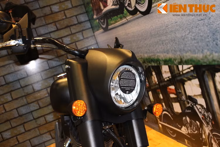 Phần đầu chiếc xe đã được Indian thiết kế đơn giản nhưng gọn gàng, với bộ quây che kín đèn pha và vuốt về phía sau, đem tới cho chiếc xe cảm giác gọn gàng hơn.