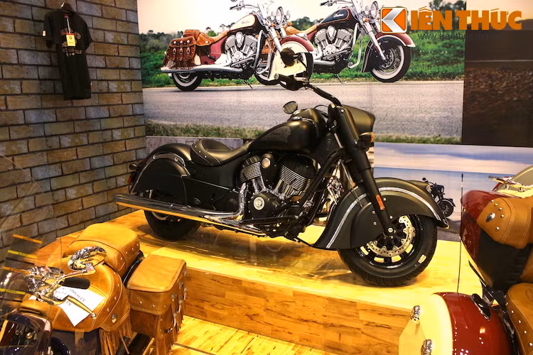 Nằm trong dòng sản phẩm mới của hãng môtô huyền thoại Mỹ Indian vừa "hồi sinh" vào năm 2013, Indian Chief Dark Horse sở hữu thiết kế đầy hoài cổ tương tự dòng Indian Chief từ trước thập niên 50, nhưng sở hữu các trang bị hiện đại của Thế kỷ 21.