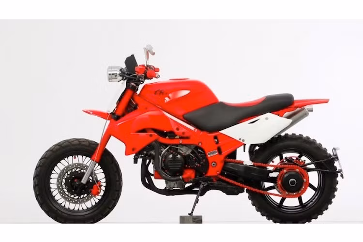 Đầu thập niên 90, Honda VFR750 là một dòng sportbike rất được ưa chuộng, bởi động cơ V4 mạnh mẽ cùng thiết kế đẹp mắt với gắp đơn phía sau. Tuy nhiên từ trước tới nay, chưa có ai nảy ra ý tưởng độ chiếc xe thành dáng "cào cào" enduro như Carlos Avendano từ xưởng Chilly Racing ở Tây Ban Nha.