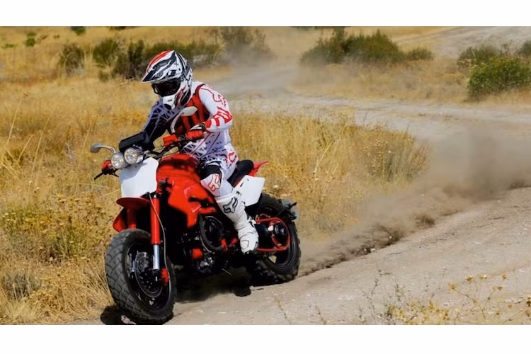 Cũng giống như chính chiếc xe, tất cả các phu tùng cũng đã được Carlos thu thập được từ những bãi rác xe máy ở Tây Ban Nha. Một số chi tiết khác như đèn pha LED kép hay bộ vỏ carbon bao quanh bảng đồng hồ đã được anh mua từ các hãng độ khác nhau.